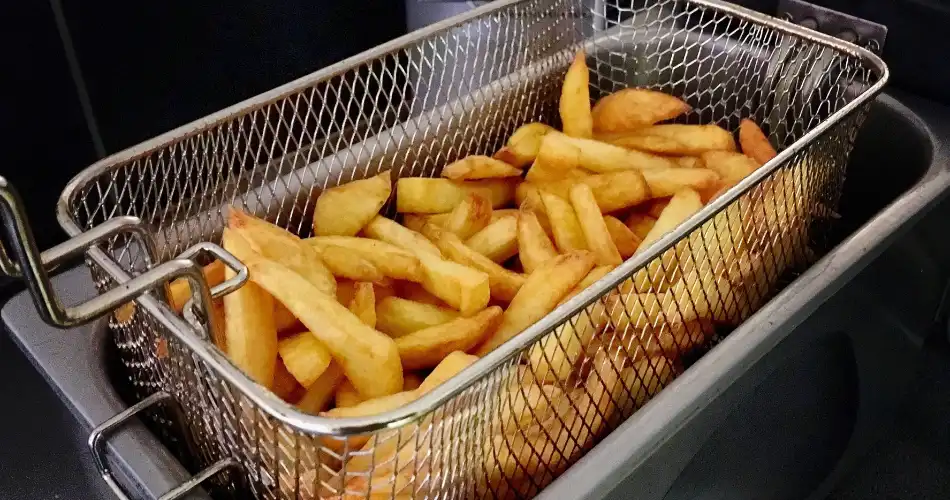 Onze versgebakken frieten in het frituurmandje